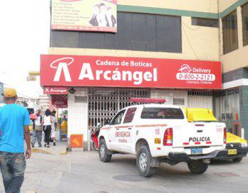 "Clientes" asaltan botica Arcángel