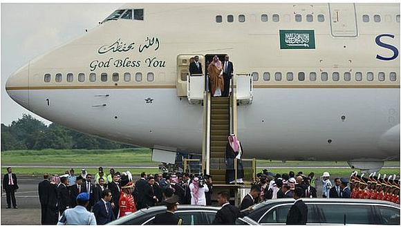 El percance que pasó extravagante rey saudí al malograrse su escalera mecánica dorada (VIDEO)