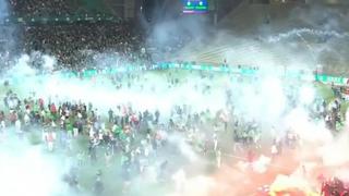 Los hinchas de Saint-Étienne lanzaron bengalas al campo tras el descenso del equipo