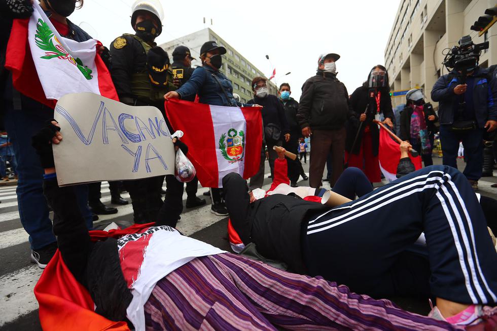 Manifestantes exigen la vacancia de Pedro Castillo en la Av. Abancay cerca al Congreso (FOTOS)
