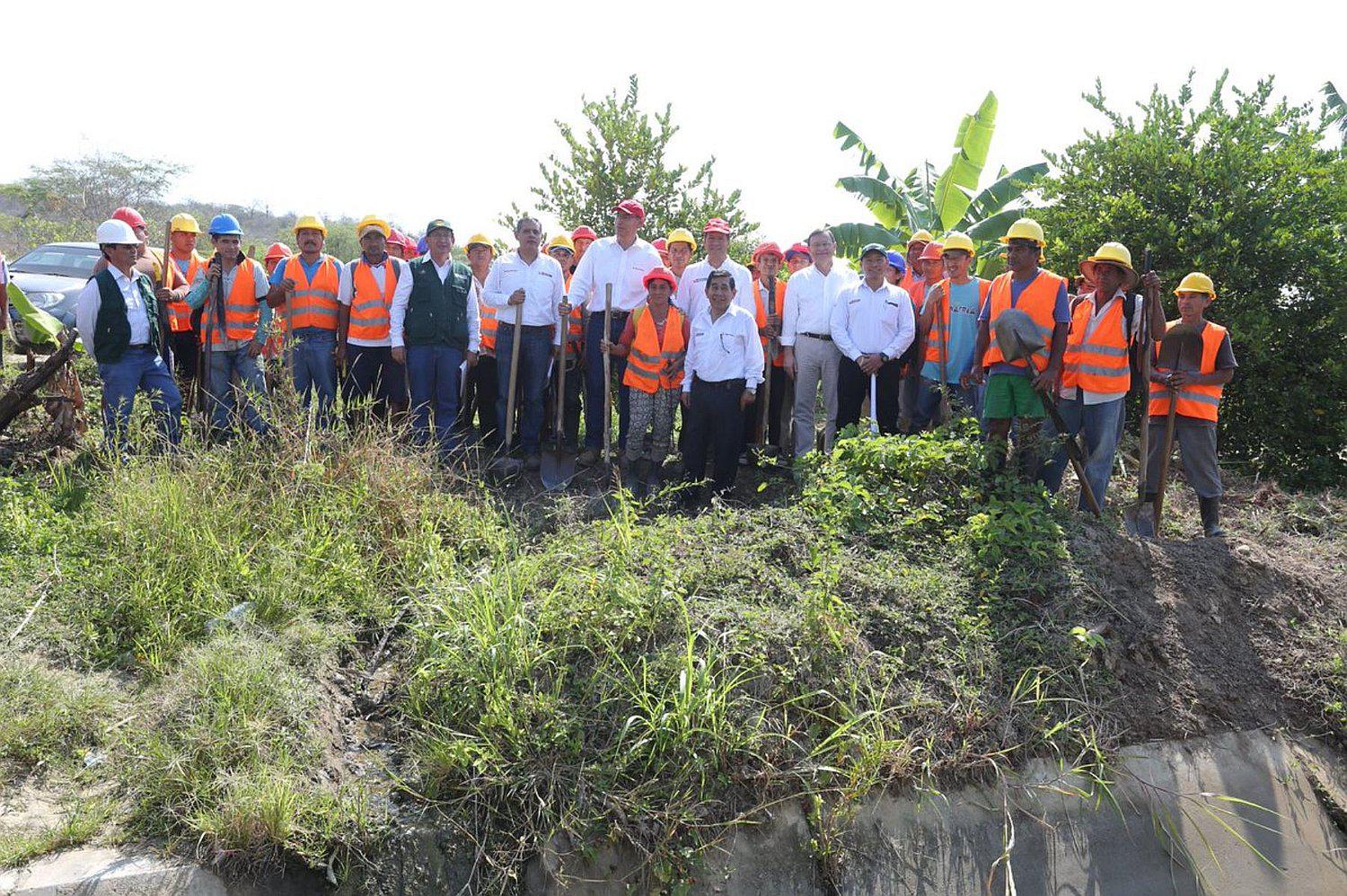 Mandatario Martín Vizcarra supervisa canales de riego en Tumbes