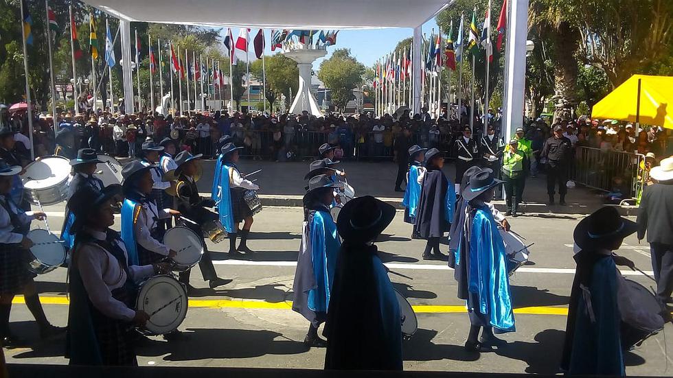 Escolares desfilan por 65 aniversario de Cerro Colorado (FOTOS)