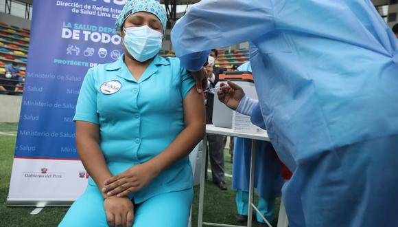 El Minsa dispuso que las primeras dosis contra la pandemia se apliquen al personal de salud que labora en las Unidades de Cuidados Intensivos, de Emergencias y otras áreas con alto nivel de exposición. (Foto: Britanie Arroyo / @photo.gec)