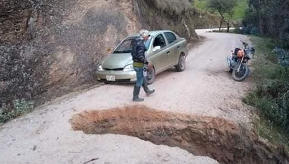Huánuco: Pobladores excavan enorme zanja en carretera para evitar paso de vehículos por temor a coronavirus.