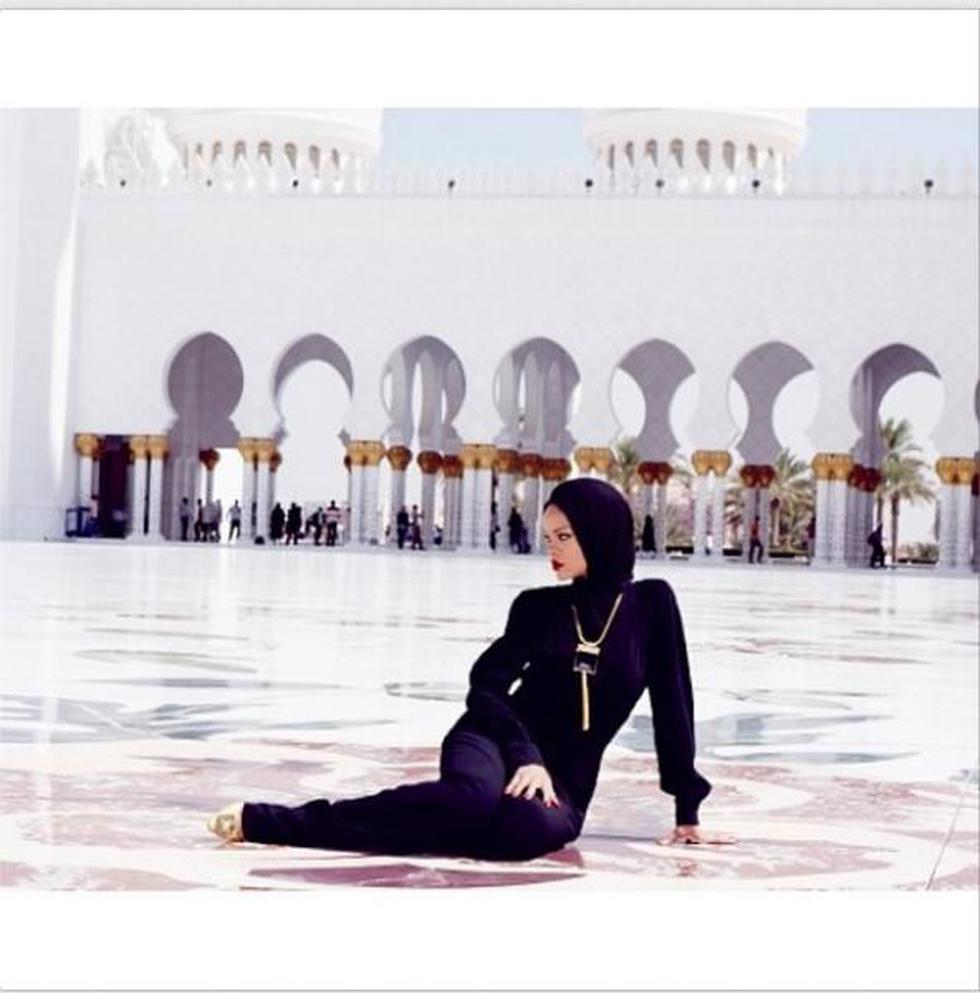Impiden entrada a Rihana a mezquita por "fotos inapropiadas"