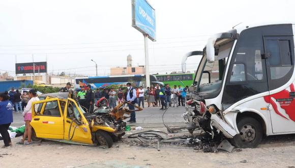 Choque entre auto tico y microbús en la Panamericana Norte, en el distrito de Nuevo Chimbote, dejó cuatro muertos en la víspera de la Navidad.