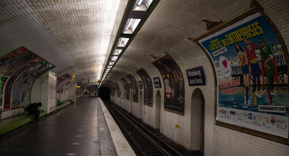 Un hombre se sienta en la plataforma desierta de una estación de metro, el 17 de octubre de 2020 en París (Francia), al comienzo del toque de queda nocturno. (AFP / ABDULMONAM EASSA).