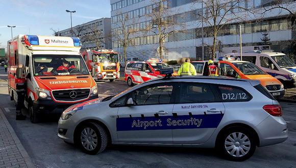 Tres heridos graves al chocar dos vehículos en pista de aeropuerto alemán