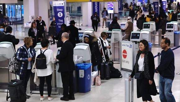 Pasajeros se registran para vuelos en el Aeropuerto Internacional de Newark, en Newark, Nueva Jersey, el 11 de enero de 2023. (Foto de Kena Betancur / AFP)