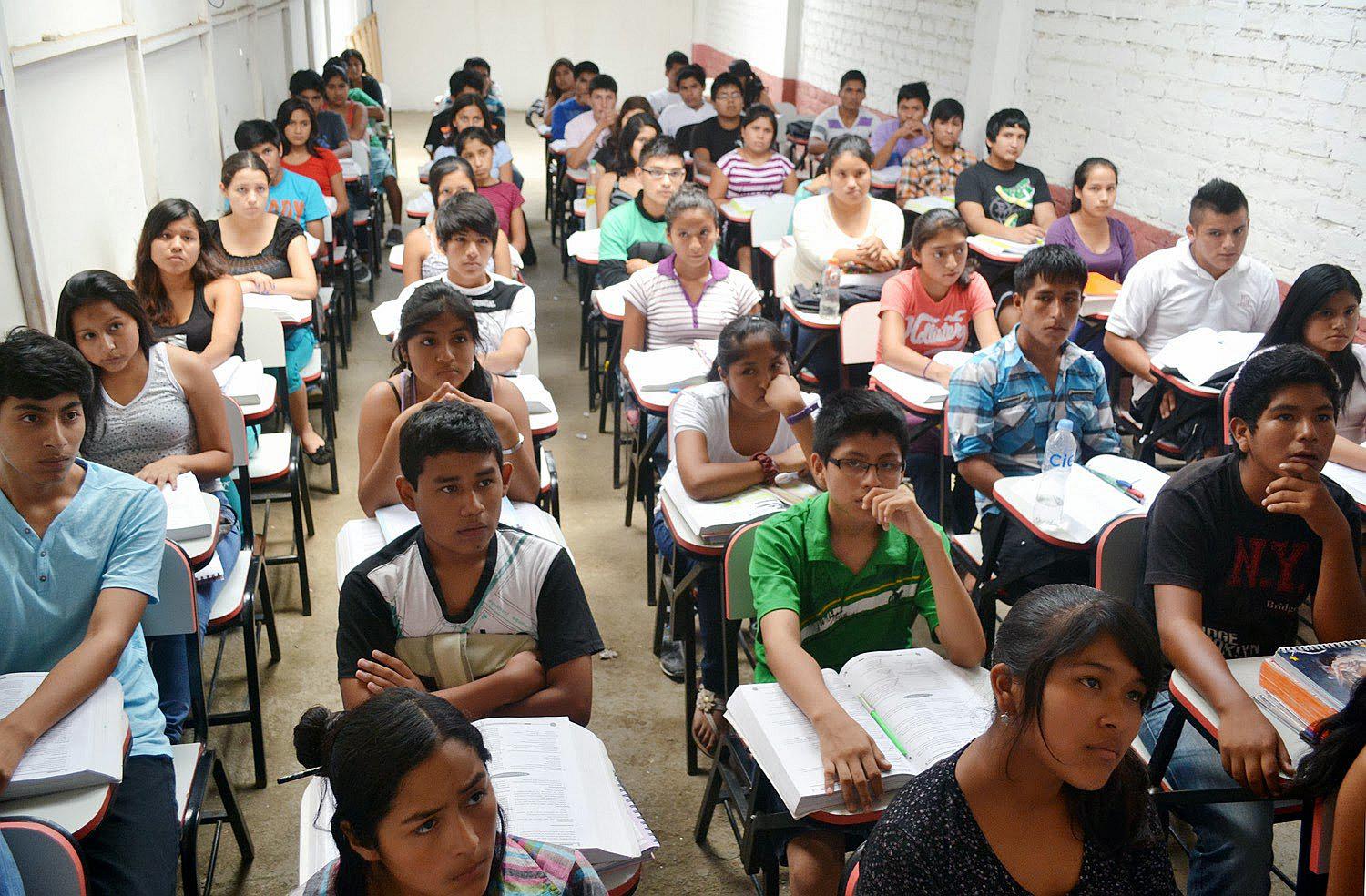 Academias preuniversitarias enseñan a alumnos en condiciones antipedagógicas