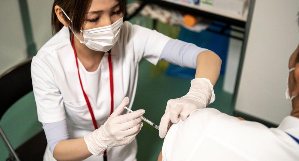 Un trabajador de la salud administra la vacuna contra el coronavirus Moderna durante la primera ronda de vacunaciones para bomberos en Tokio (Japón), el 8 de junio de 2021. (Charly TRIBALLEAU / AFP).