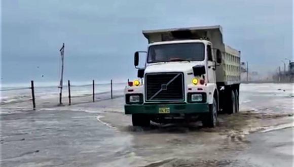 Oleajes afectan a conductores en la costa arequipeña