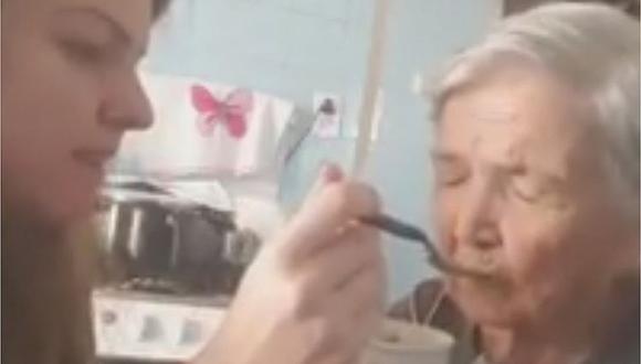 Mujer con Alzheimer emociona al recordar a su nieta y al decirle que la ama (VIDEO)