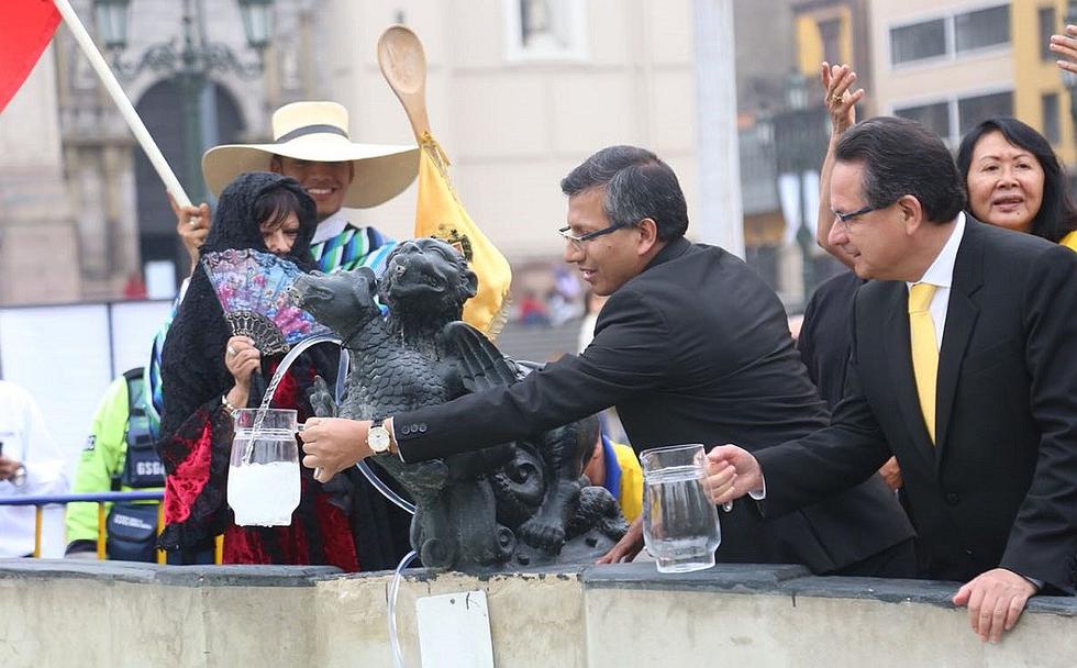 Día Nacional del Pisco: litros de bebida bandera brotaron de pileta de Plaza de Armas (FOTO)