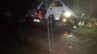Vehículo con 10 pasajeros se despista, pero árbol evitó que cayera al abismo, en Ayacucho