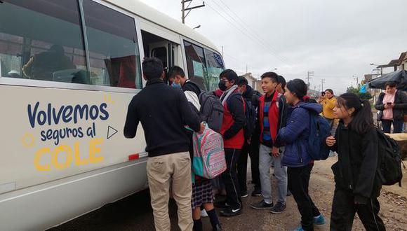 Dos buses escolares para los estudiantes del distrito de Yarabamba
