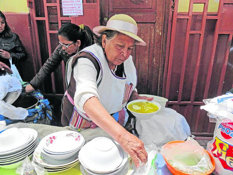 Abuelitas preparan deliciosos platos a precios cómodos 