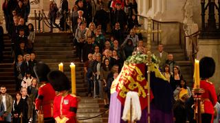 Detienen a sujeto que se lanzó al ataúd de la reina Isabel II (VIDEO)