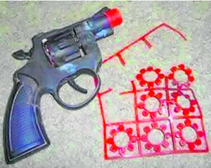 Pistola de juguete explota en la pierna de un  niño 