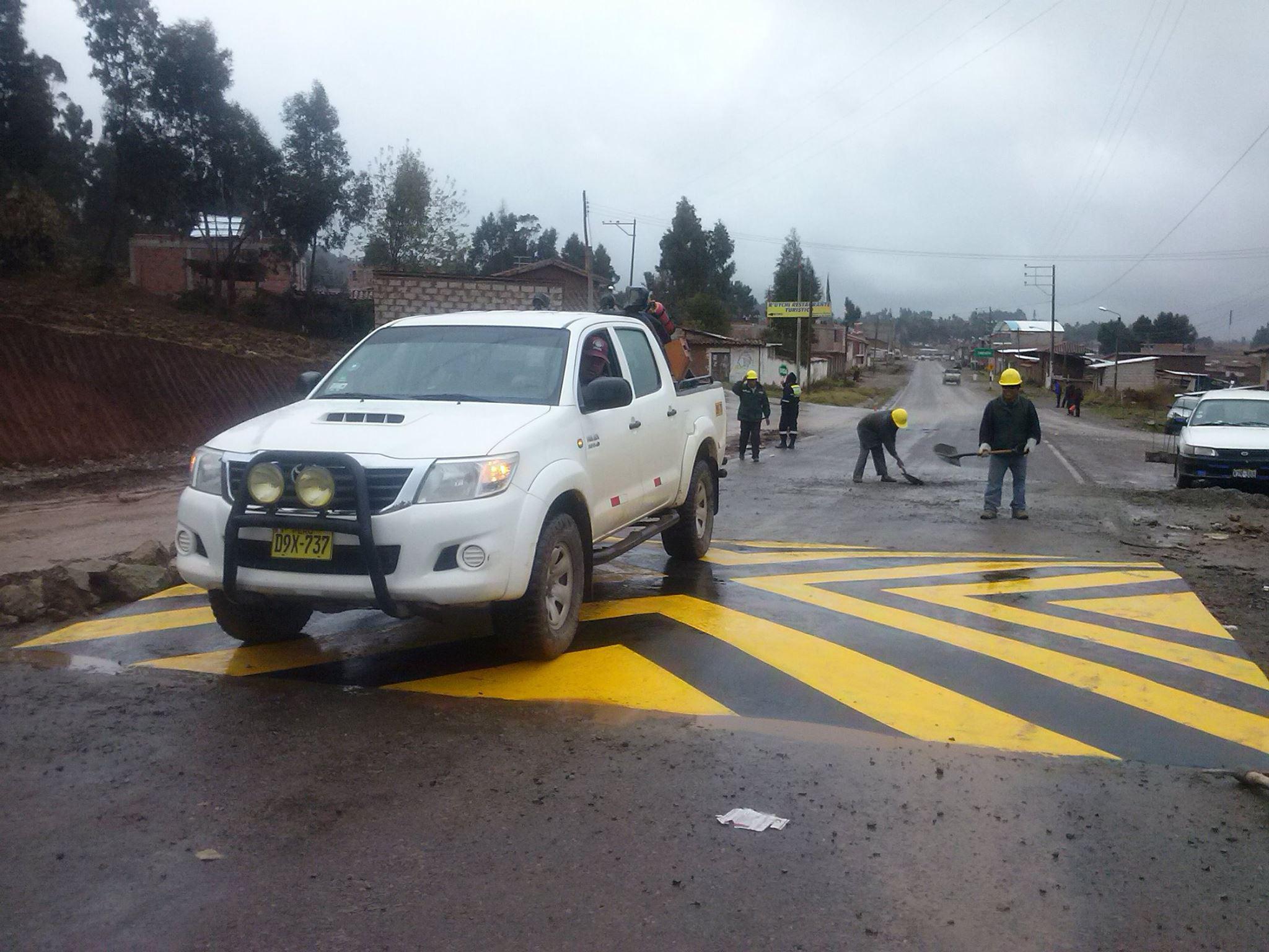 Frente a decenas de accidentes: Instalan más reductores de velocidad en la vía Cusco - Chinchero