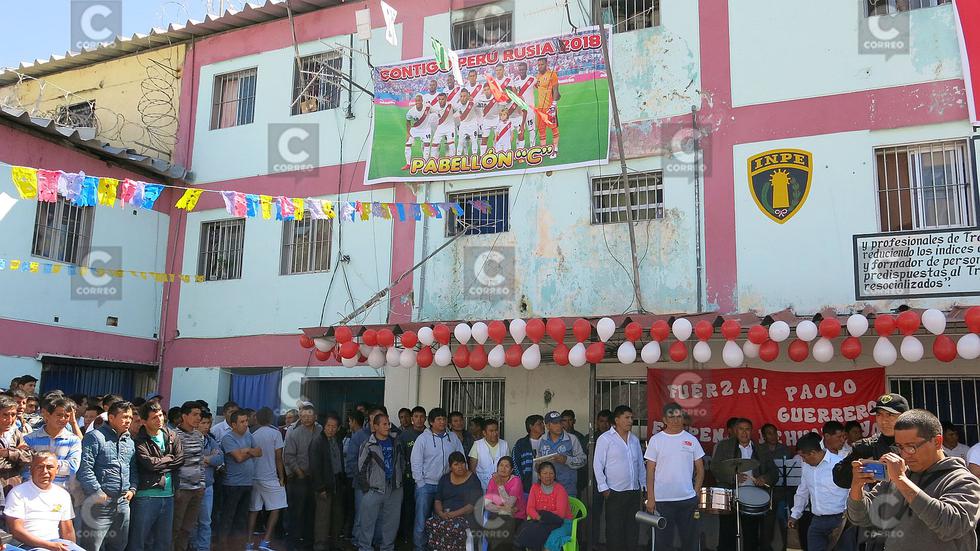 Desde penal de Huancayo, internos mandan mensajes de apoyo a Paolo Guerrero (VIDEO)