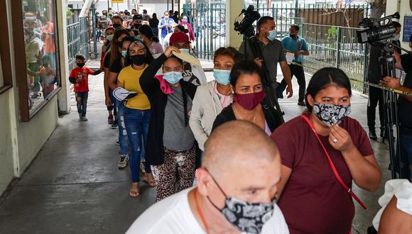MEX5294. TIJUANA (MÉXICO) 22/06/2021.- Migrantes esperan para recibir la vacuna Johnson & Johnson contra la COVID-19, hoy en la primaria Miguel F. Martínez, de la ciudad de Tijuana, estado de Baja California (México). (Foto: EFE/Joebeth Terriquez)
