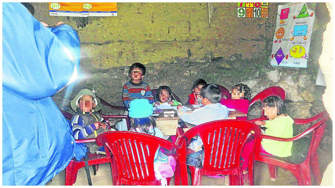 ​Niños estudian entre paredes de adobe y techos de calamina 