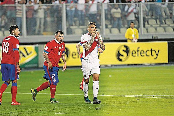 ​Perú vs. Chile: riegan campo chileno durante entrenamiento de la selección peruana (VIDEO)
