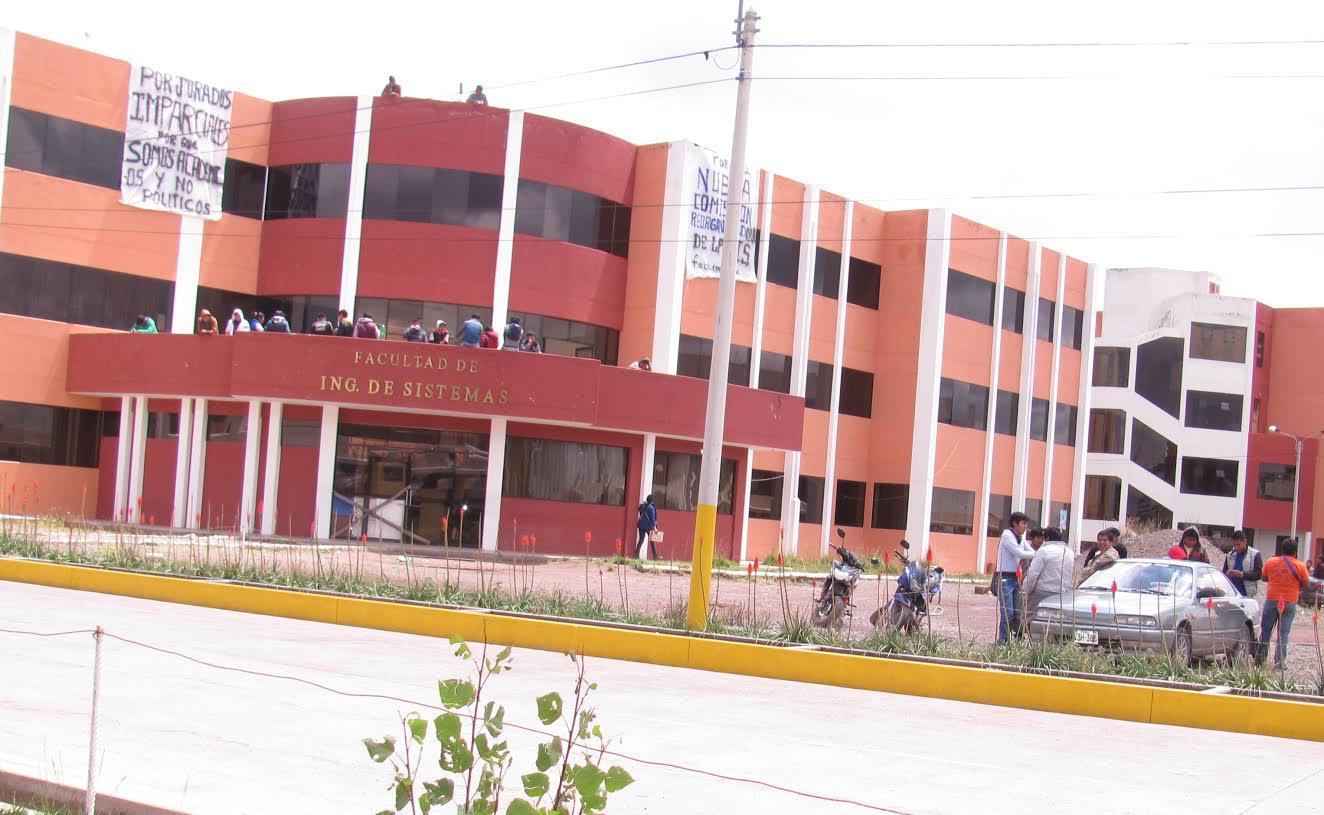 Juliaca: Toman local  de la UANCV por caso "ingeniero récord"