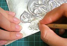Presentan creaciones en técnica de repujado en aluminio en Piura