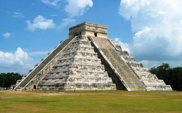 Famosa pirámide de Kukulkán está construida sobre un cenote 
