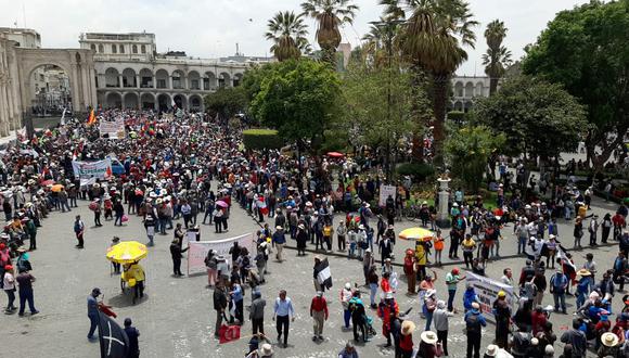 Manifestantes llenan la Plaza de Armas de Arequipa| Foto: Graciela Fernández