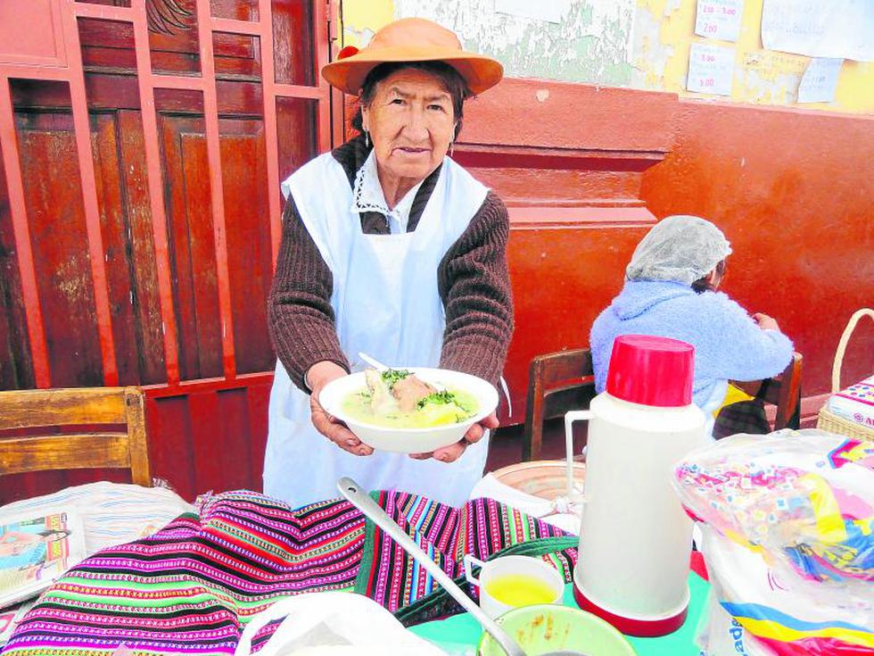 Abuelitas preparan deliciosos platos a precios cómodos 