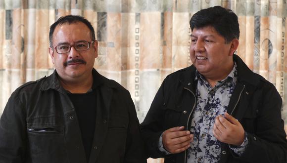 Guido Montano, a la izquierda, y su pareja David Aruquipa, se besan para una foto durante una conferencia de prensa en La Paz, Bolivia. (Foto AP / Juan Karita).