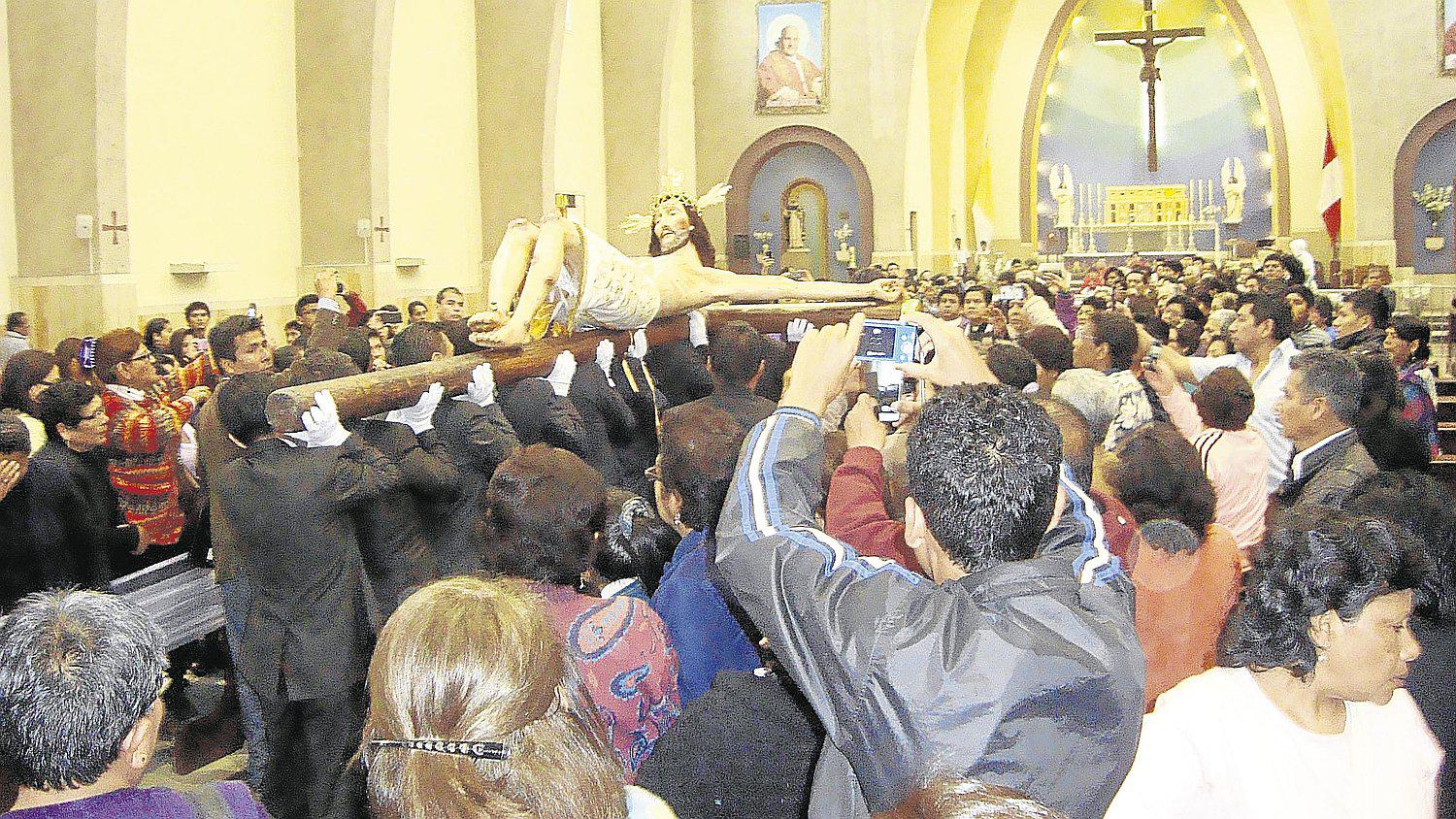 Fieles se reúnen por tradicional bajada del Señor Crucificado