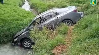 Junín: joven en aparente ebriedad cae con su auto al río Chilca y lo rescatan ileso (VIDEO)