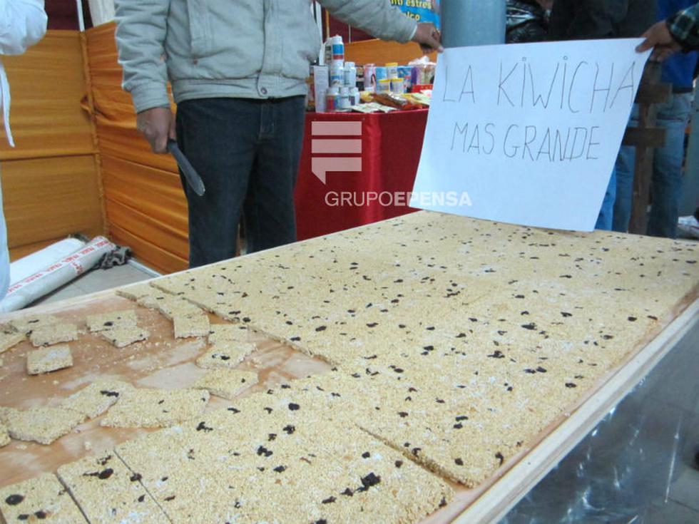 Artesanos presentan el chullo y el turrón de kiwicha mas grandes del mundo