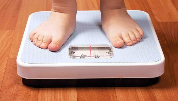 Piden regular publicidad de comida chatarra por incremento de obesidad infantil