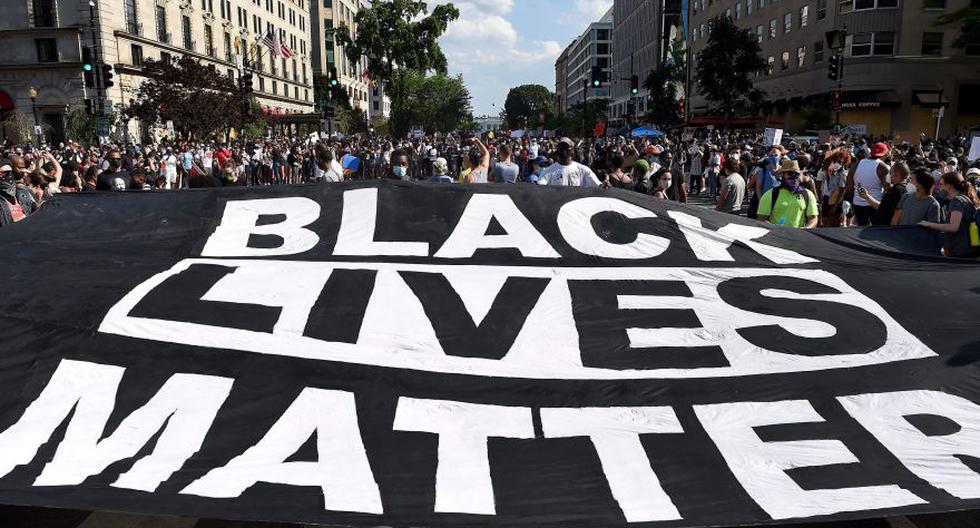 Los manifestantes despliegan una pancarta de "Black Lives Matter" cerca de la Casa Blanca durante una protesta por la muerte de George Floyd. (AFP / Olivier DOULIERY).