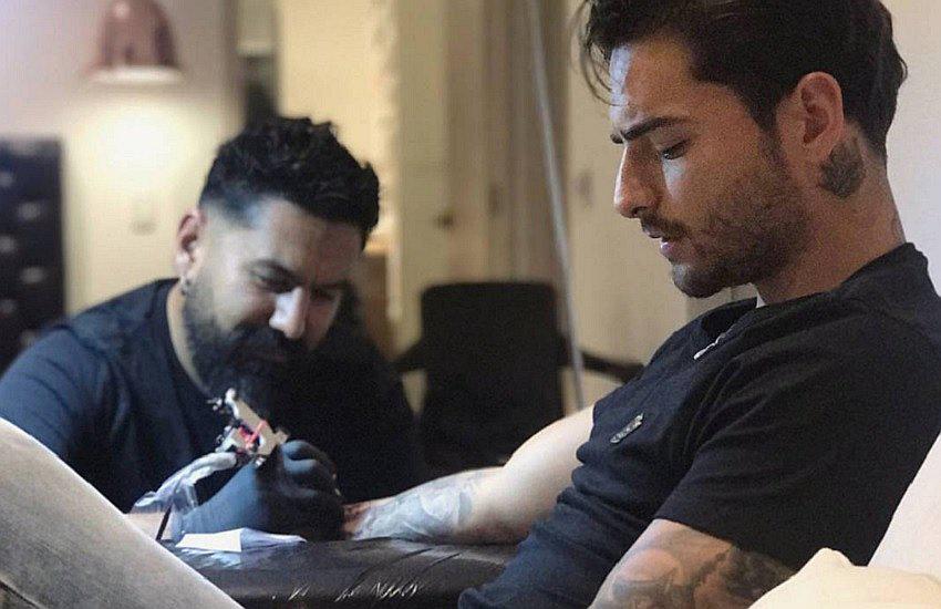 ​Maluma es tatuado por el peruano Stefano Alcantara [FOTOS]