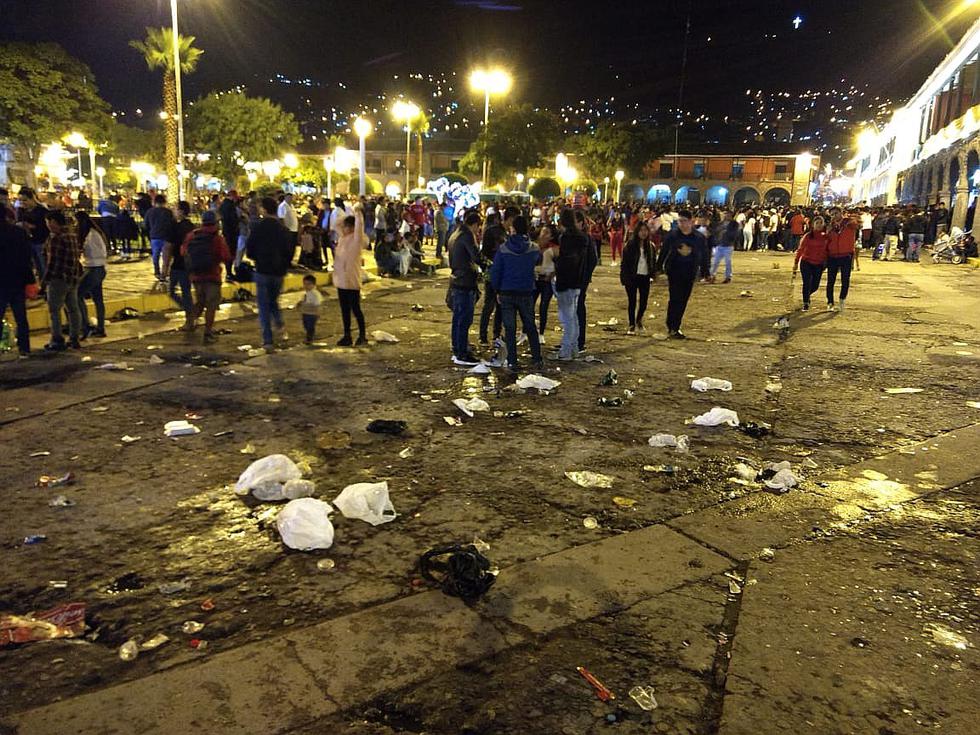 Plaza de Ayacucho luce llena de basura tras fiesta por Semana Santa (FOTOS)