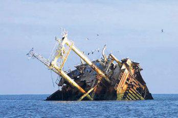 Barco pesquero chino naufraga cerca al Callao