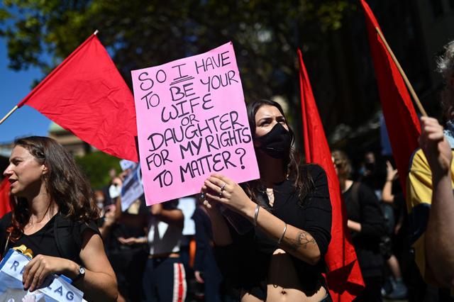 Miles de australianas salieron este lunes a las calles de su país para manifestarse contra la desigualdad de género y criticar al Gobierno por su gestión frente a varios casos de abusos sexuales en las esferas del Parlamento. (Texto: EFE / Foto: Steven Saphore)
