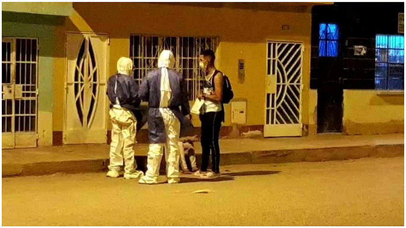 Toman muestras de covid-19 a pareja de jóvenes en la calle 