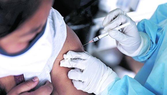 De momento se viene vacunando a mayores de 18 años en Lima y Callao. (Foto: Julio Reaño/@photos.gec)