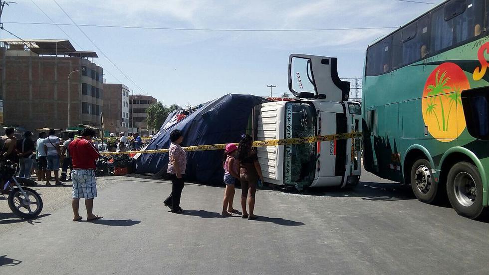 Chiclayo: Camión cargado de mangos se vuelca tras chocar contra un ómnibus (FOTOS)