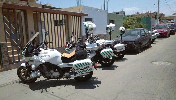 Policía de Carreteras de Chincha recibe un patrullero y 10 motos