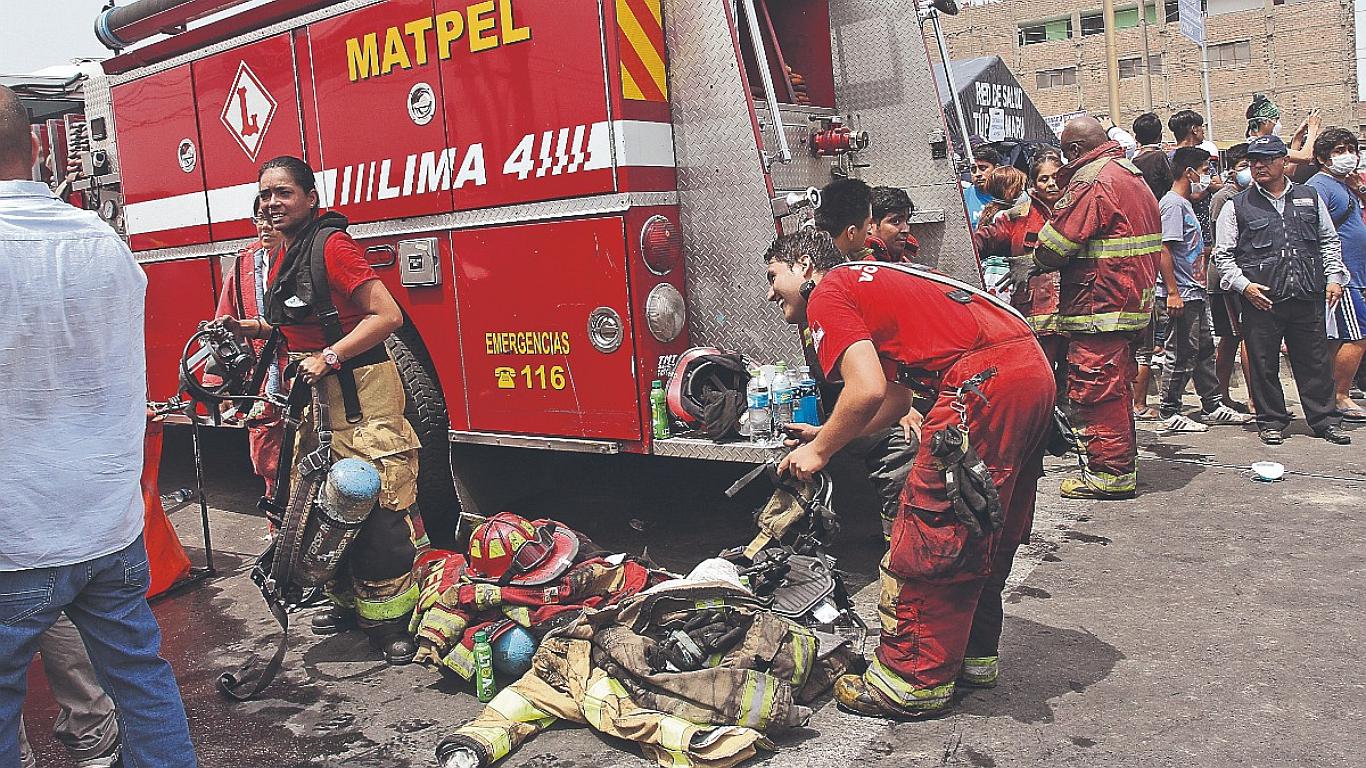 Bomberos hacen pollada para recaudar fondos y  traer equipos de EE.UU.