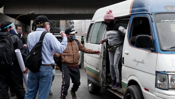 Viceministro de Transportes dio a conocer que existen 100 paraderos calificados como puntos álgidos por la aglomeración de personas que aguardan tomar un bus de transporte público. (Foto: Ángela Ponce/GEC)