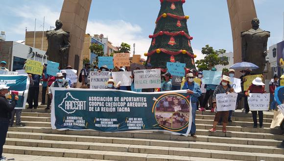 Ahorristas de Credicoop Arequipa protestan en el centro de la ciudad de Tacna. (Foto: Difusión)